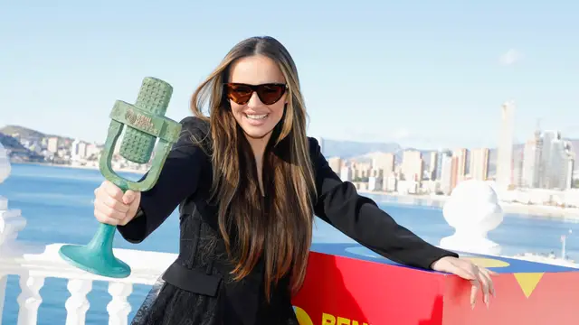 Melody con el Microfono de Bronce tras ganar el Benidorm Fest 2025