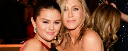 Selena Gómez y Jennifer Aniston en los Globos de Oro 2024