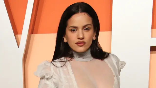 Rosalía en la alfombra roja de los Premios Oscar 2025