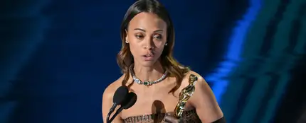 Zoe Saldaña al recoger su premio en los Premios Oscar 2025 Zoe Saldaña al recoger su premio en los Premios Oscar 2025