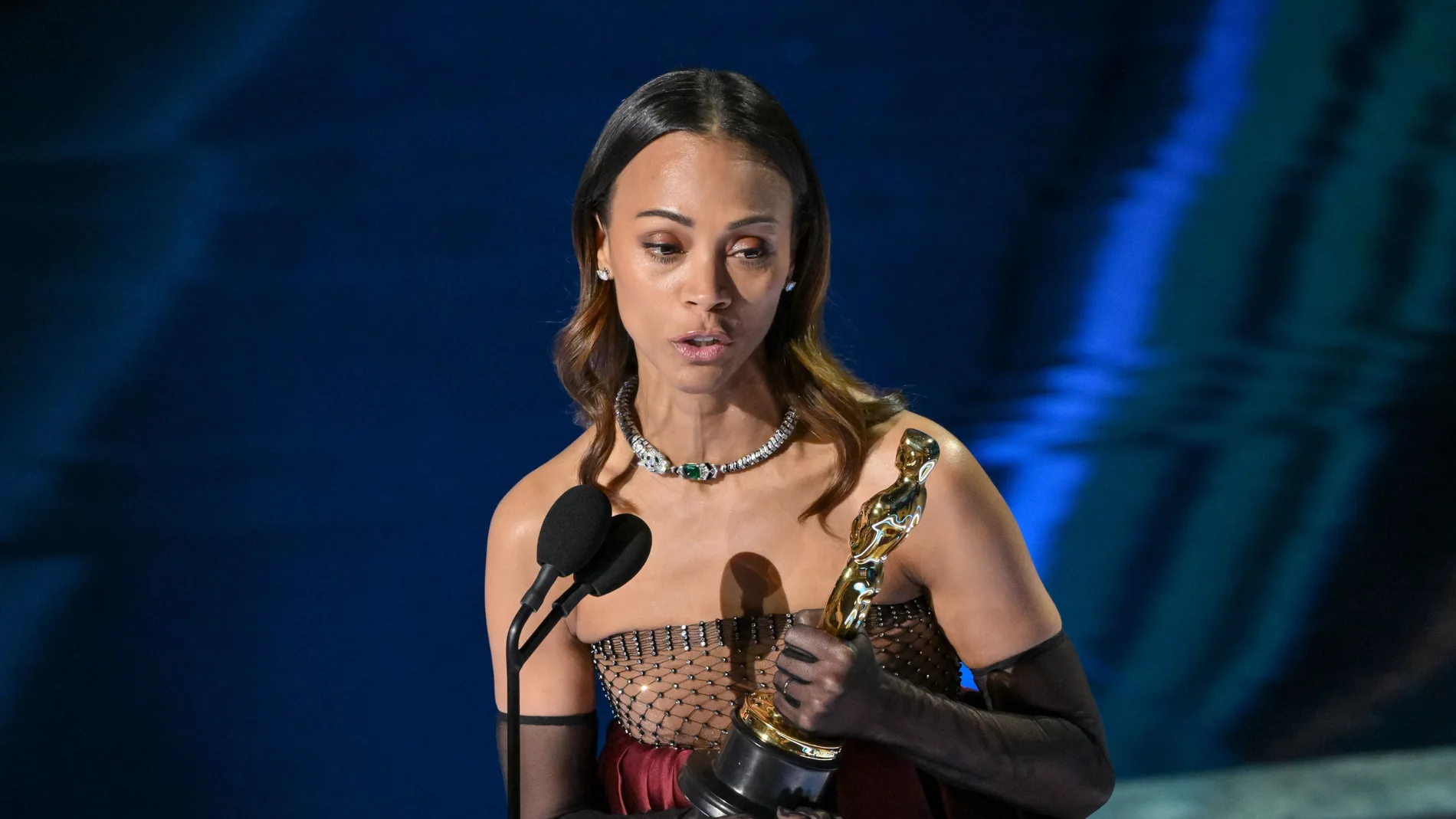Zoe Saldaña al recoger su premio en los Premios Oscar 2025 Zoe Saldaña al recoger su premio en los Premios Oscar 2025