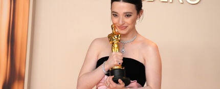 Mikey Madison, con el Oscar a Mejor actriz por Anora.