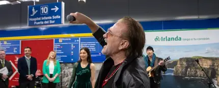 Bono y The Edge, de U2, aparecen y actúan por sorpresa en el metro de Madrid Bono y The Edge, de U2, aparecen y actúan por sorpresa en el metro de Madrid