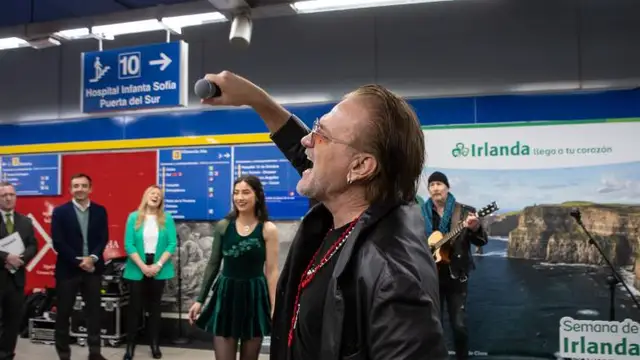 Bono y The Edge, de U2, aparecen y actúan por sorpresa en el metro de Madrid