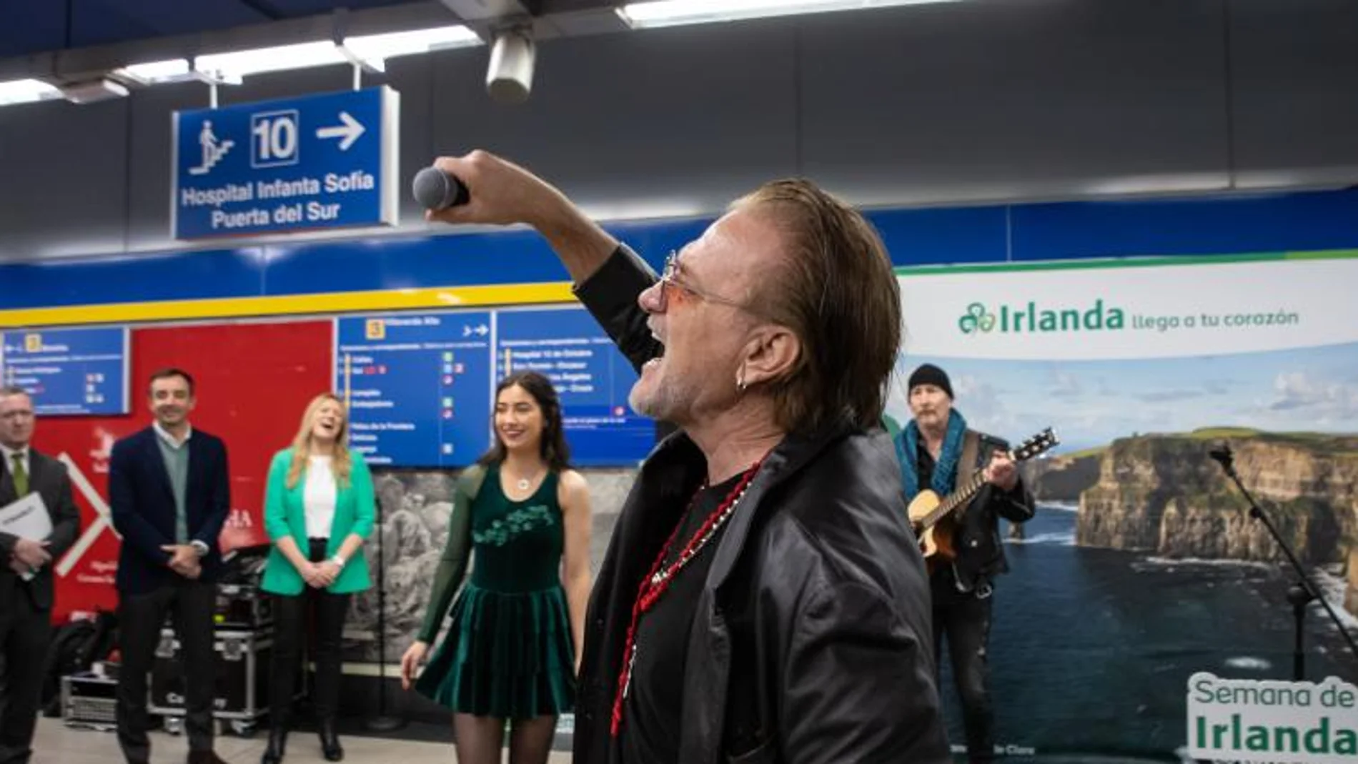Bono y The Edge, de U2, aparecen y actúan por sorpresa en el metro de Madrid Bono y The Edge, de U2, aparecen y actúan por sorpresa en el metro de Madrid