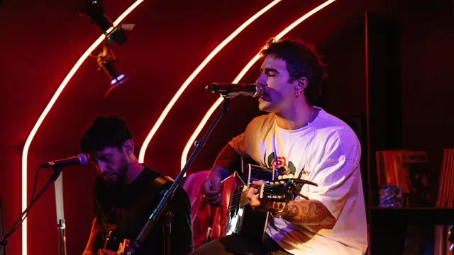 Álvaro de Luna canta 'En tu costado' en el Local de Ensayo Europa FM.