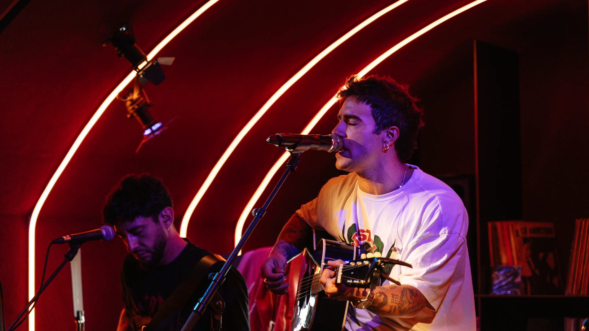 Álvaro de Luna canta 'En tu costado' en el Local de Ensayo Europa FM. Álvaro de Luna canta 'En tu costado' en el Local de Ensayo Europa FM.