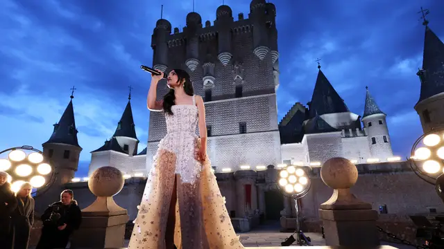 Rachel Zegler canta 'Waiting on a Wish' en el Alcázar de Segovia.