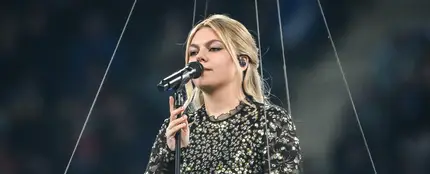 Louane interpreta 'Maman', la canción de Francia para Eurovisión 2025, en el Torneo de las Seis Naciones Louane interpreta 'Maman', la canción de Francia para Eurovisión 2025, en el Torneo de las Seis Naciones