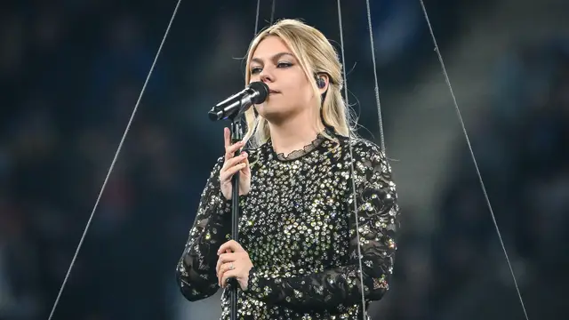 Louane interpreta 'Maman', la canción de Francia para Eurovisión 2025, en el Torneo de las Seis Naciones