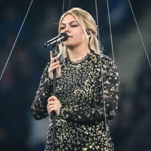 Louane interpreta 'Maman', la canción de Francia para Eurovisión 2025, en el Torneo de las Seis Naciones