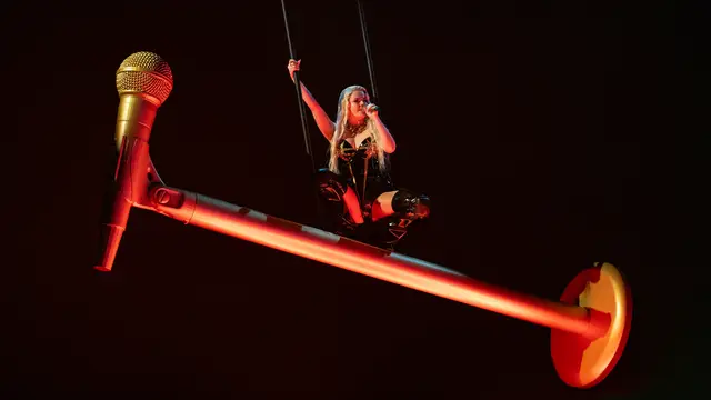 Erika Vikman, de Finlandia, durante su actuación de 'Ich komme' para Eurovisión 2025