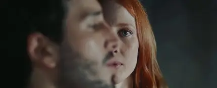 Sebastián Yatra, en el videoclip de La Pelirroja. Sebastián Yatra, en el videoclip de La Pelirroja.
