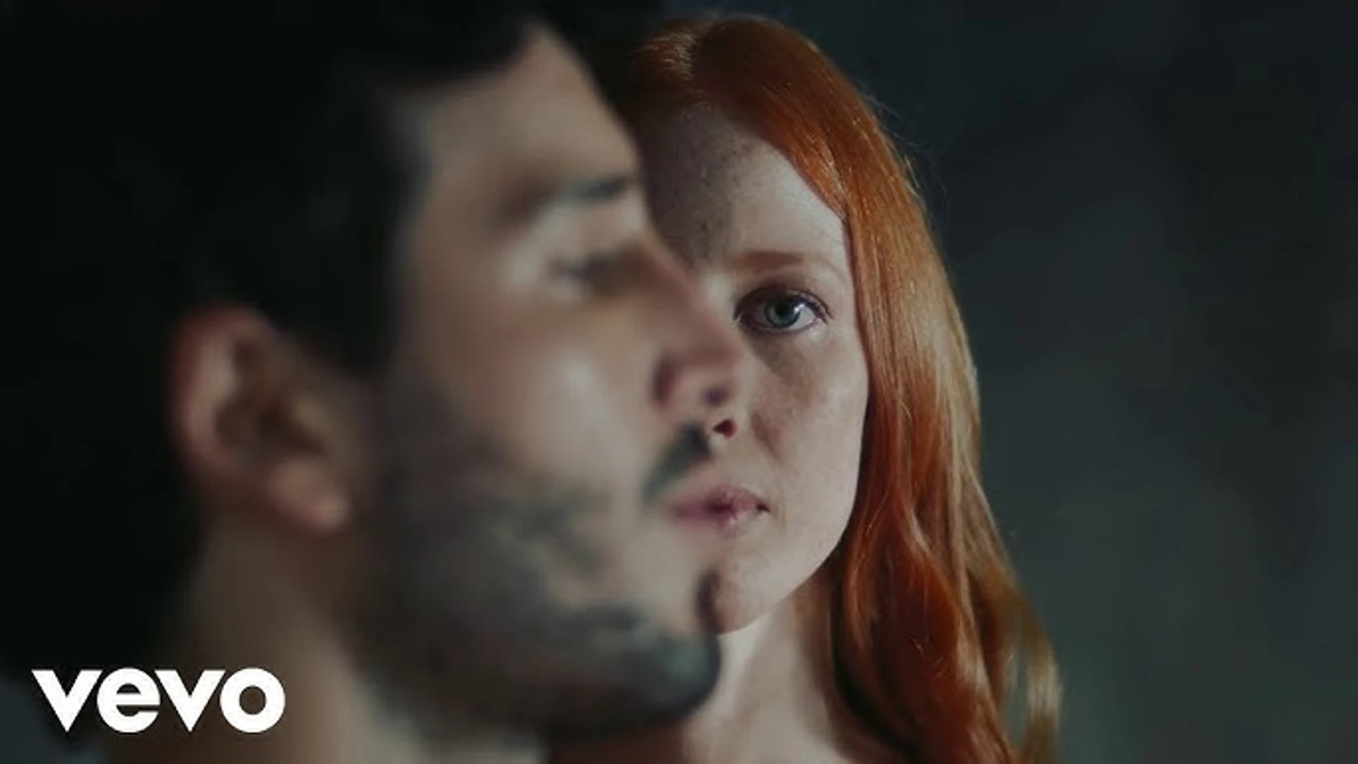 Sebastián Yatra, en el videoclip de La Pelirroja. Sebastián Yatra, en el videoclip de La Pelirroja.