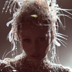 Miley Cyrus pone fecha al estreno de su nuevo álbum 'Something Beautiful' y muestra su peculiar portada