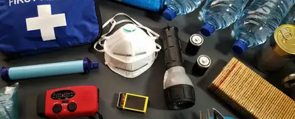 Imagen de archivo de un kit de supervivencia. Imagen de archivo de un kit de supervivencia.