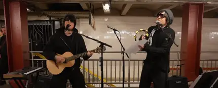 Ed Sheeran y Jimmy Fallon se disfrazan para actuar en el metro de Nueva York Ed Sheeran y Jimmy Fallon se disfrazan para actuar en el metro de Nueva York