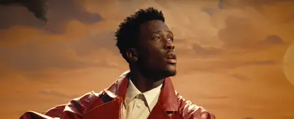 Claude en el videoclip de 'C'est La Vie', canción de Países Bajos para Eurovisión 2025 Claude en el videoclip de 'C'est La Vie', canción de Países Bajos para Eurovisión 2025