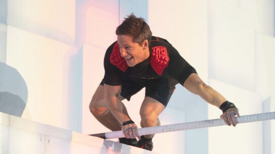 Gotzon Mantuliz mezcla acrobacias en colchonetas con baile
