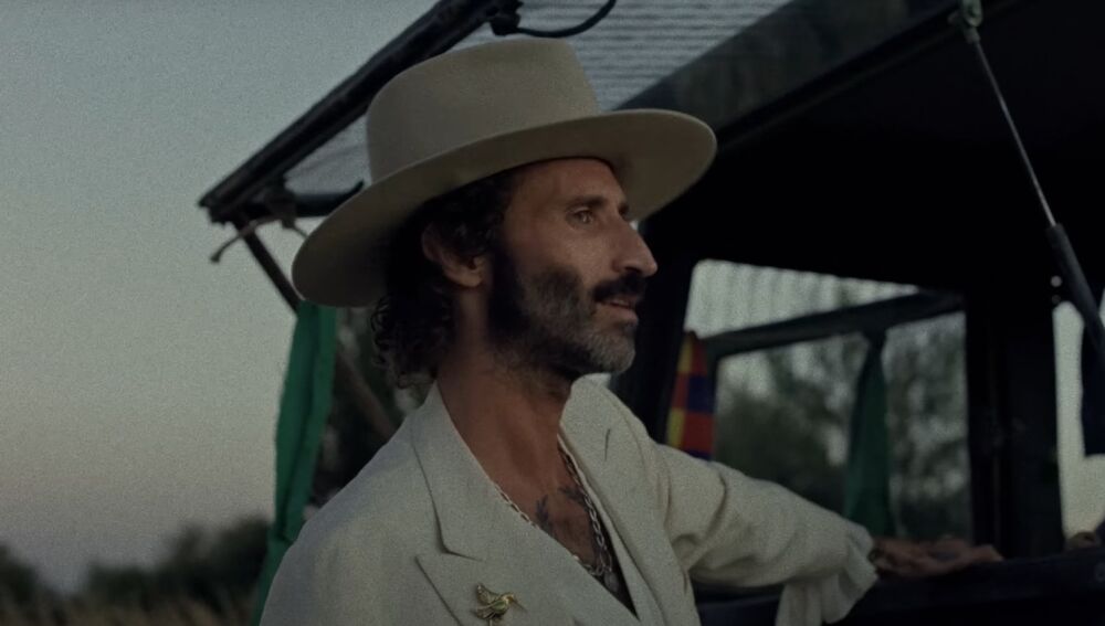 Leiva en el videoclip de 'El polvo de los d&iacute;as raros'