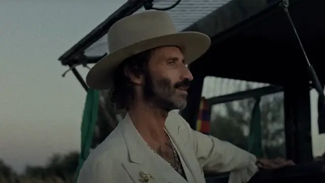 Leiva en el videoclip de 'El polvo de los días raros'