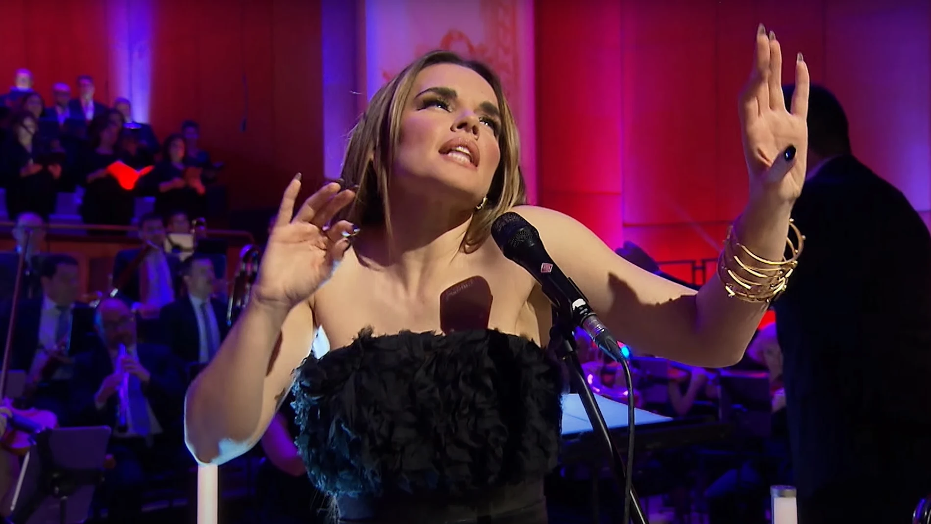 Melody durante su actuación sinfónica de 'Esa Diva' Melody durante su actuación sinfónica de 'Esa Diva'