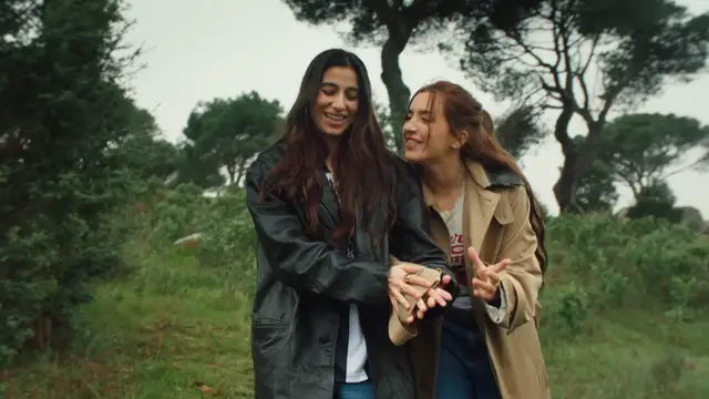 Lola Índigo se entrega al amor con Carolina Yuste en el videoclip de 'Q somos?'