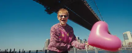 Ed Sheeran en el Pink Heart Video de 'Azizam' Ed Sheeran en el Pink Heart Video de 'Azizam'