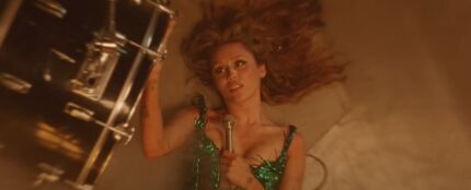 Miley Cyrus en el videoclip de 'End of the World'