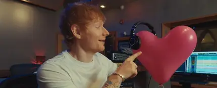 Ed Sheeran en el videoclip de 'Azizam' Ed Sheeran en el videoclip de 'Azizam'