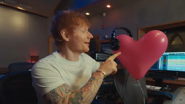 Ed Sheeran en el videoclip de 'Azizam'