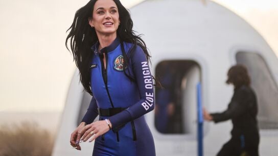 Katy Perry, al bajar de la nave que le llev&oacute; a su aventura por el espacio.