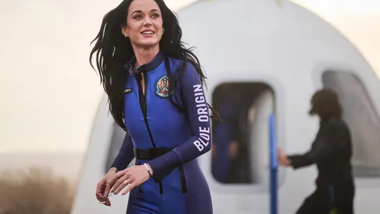 Katy Perry, al bajar de la nave que le llevó a su aventura por el espacio. Katy Perry, al bajar de la nave que le llevó a su aventura por el espacio.