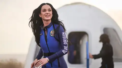 Katy Perry, al bajar de la nave que le llevó a su aventura por el espacio. Katy Perry, al bajar de la nave que le llevó a su aventura por el espacio.