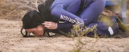Katy Perry besa el suelo tras regresar de su aventura espacial. Katy Perry besa el suelo tras regresar de su aventura espacial.