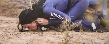 Katy Perry besa el suelo tras regresar de su aventura espacial. Katy Perry besa el suelo tras regresar de su aventura espacial.