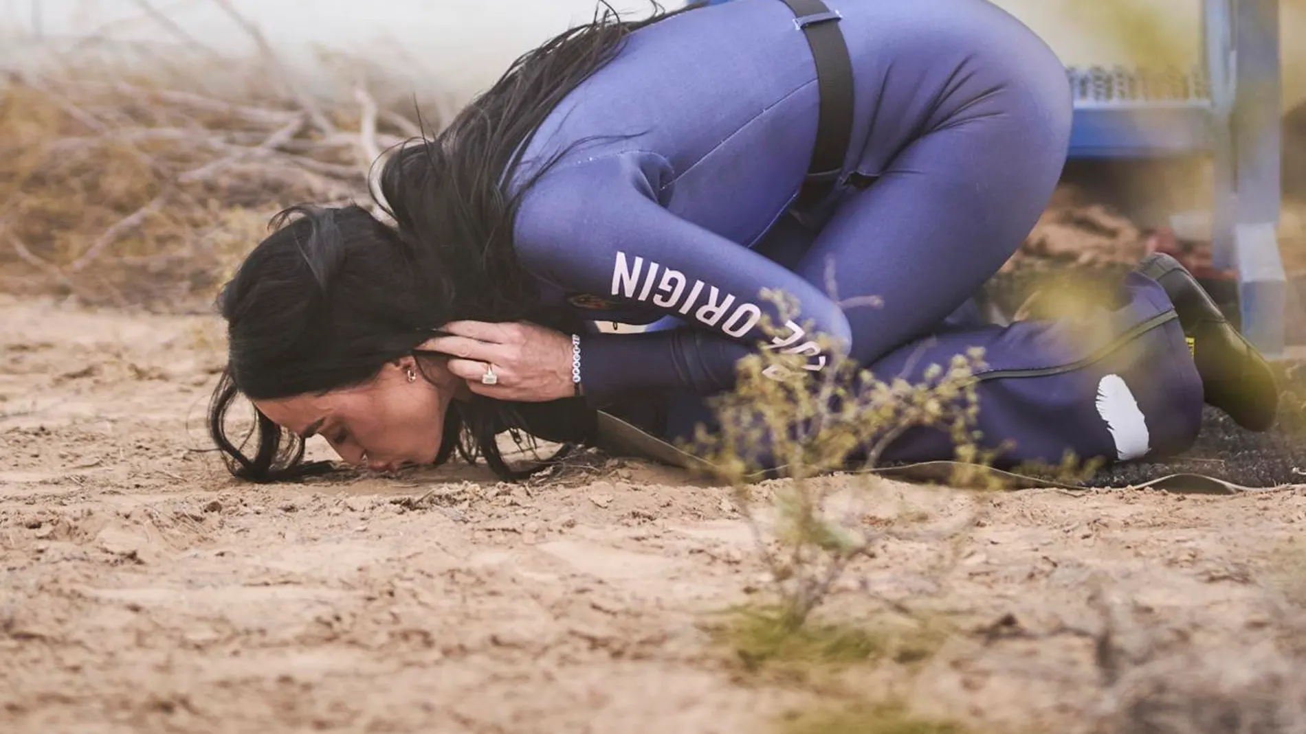 Katy Perry besa el suelo tras regresar de su aventura espacial. Katy Perry besa el suelo tras regresar de su aventura espacial.