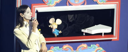 Lucio Corsi junto a Topo Gigio, en el Festival de Sanremo 2025