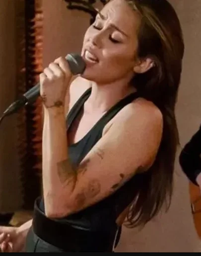 Miley Cyrus canta 'End Of The World' en un evento privado de David Letterman en el Chateau Marmont Miley Cyrus canta 'End Of The World' en un evento privado de David Letterman en el Chateau Marmont