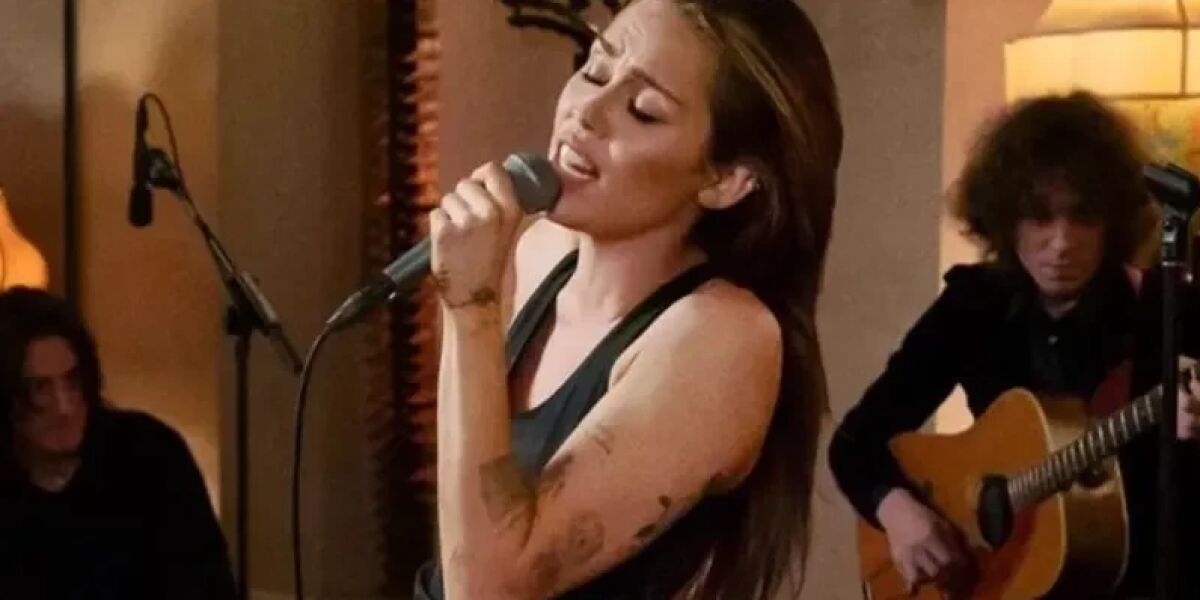 Miley Cyrus canta 'End Of The World' en un evento privado de David Letterman en el Chateau Marmont 