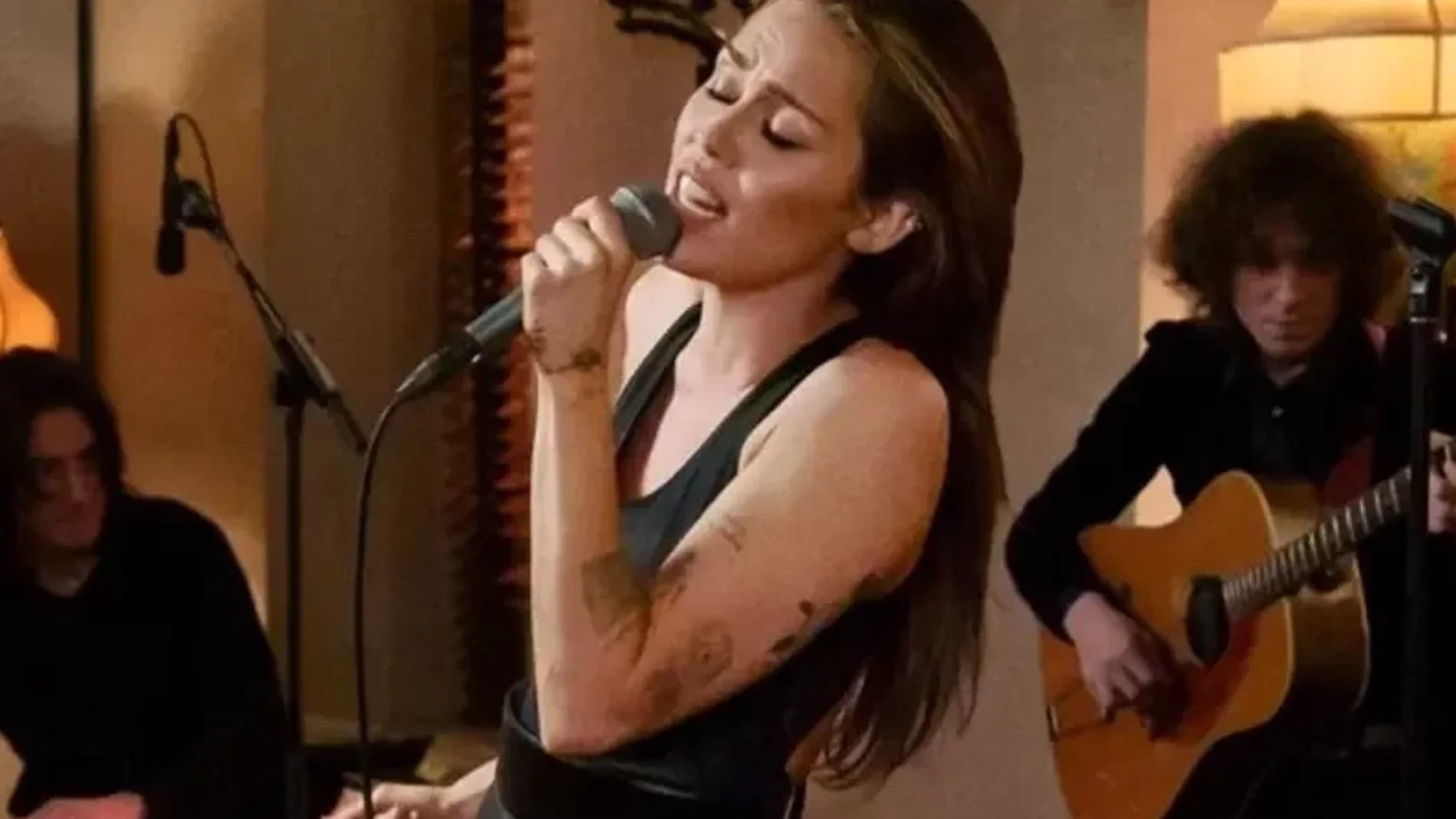 Miley Cyrus canta 'End Of The World' en un evento privado de David Letterman en el Chateau Marmont Miley Cyrus canta 'End Of The World' en un evento privado de David Letterman en el Chateau Marmont