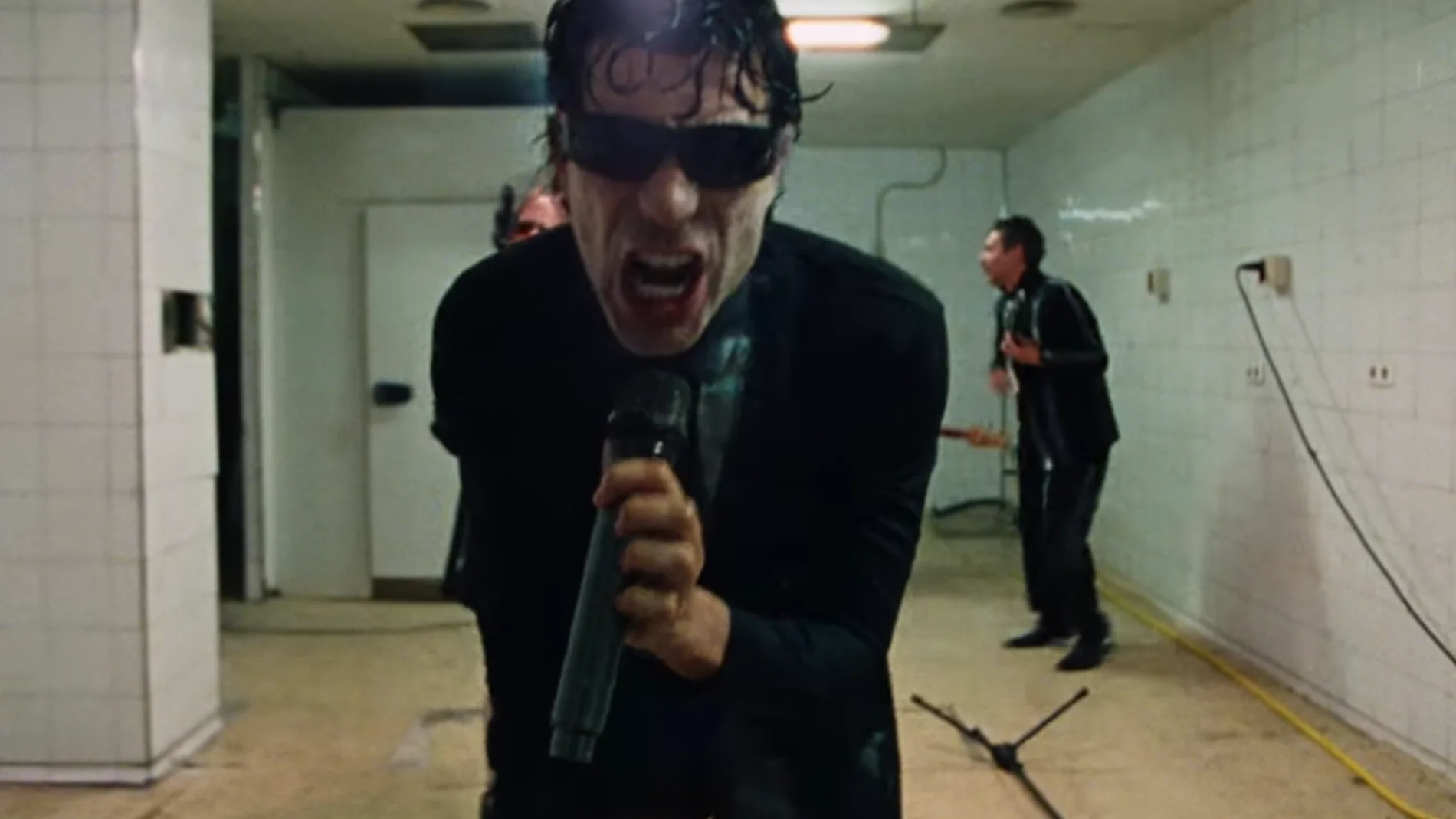 Javier Calvo, en el videoclip de 'Todo rosa', primer single de Raya Diplomática. Javier Calvo, en el videoclip de 'Todo rosa', primer single de Raya Diplomática.