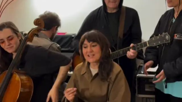 Amaral ensaya 'Viernes Santo' en el estudio.