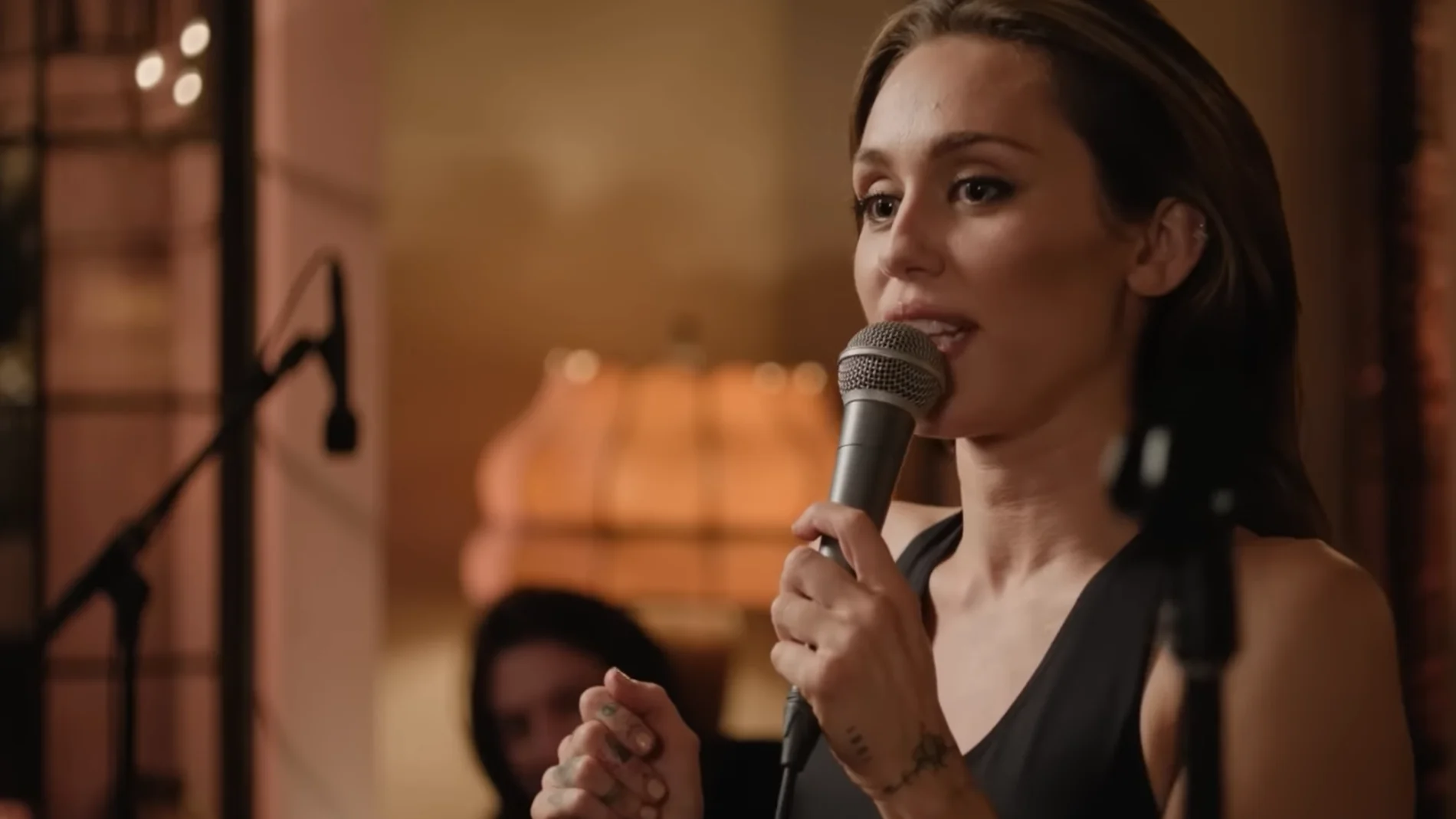 Miley Cyrus canta 'End of The World' en un evento privado en 2024. Miley Cyrus canta 'End of The World' en un evento privado en 2024.