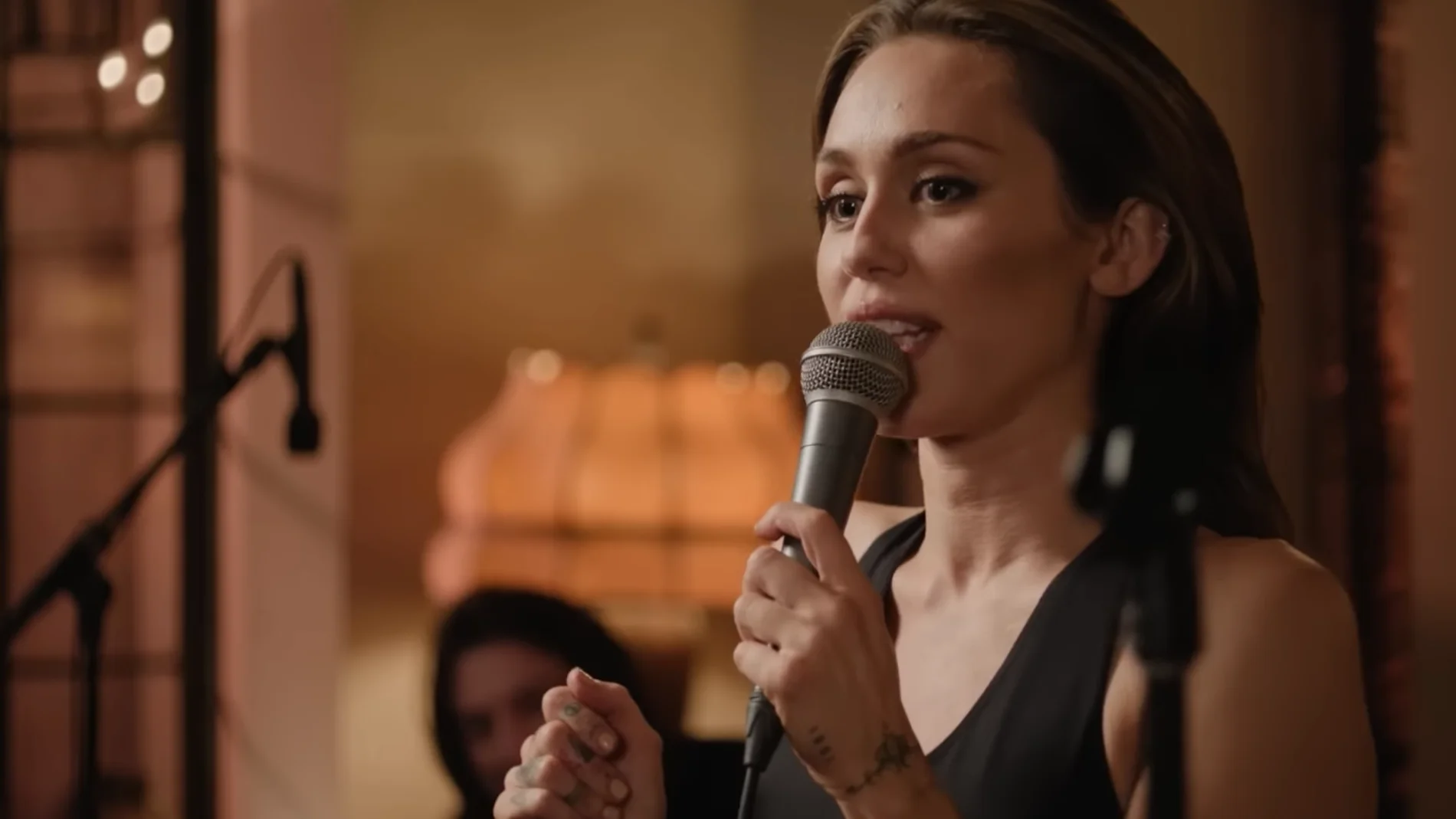 Miley Cyrus canta 'End of The World' en un evento privado en 2024. Miley Cyrus canta 'End of The World' en un evento privado en 2024.