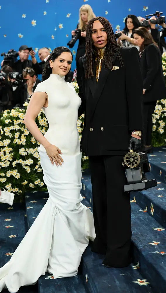 Rosalía y Olivier Rousteing en la Met Gala 2025 Rosalía y Olivier Rousteing en la Met Gala 2025