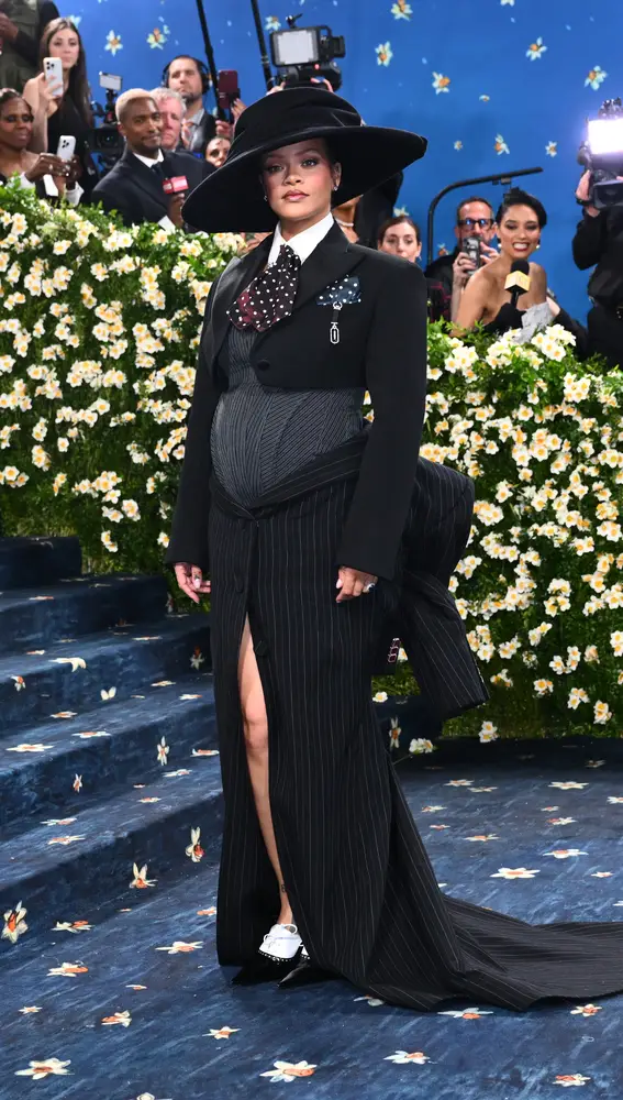 Rihanna revela su tercer embarazo en la Met Gala Rihanna revela su tercer embarazo en la Met Gala