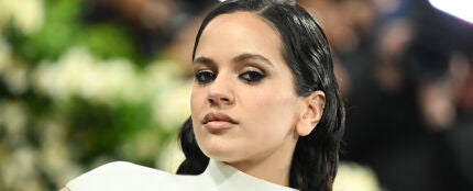 Rosalía deslumbra en la Met Gala 2025 con un vestido escultural de Balmain 