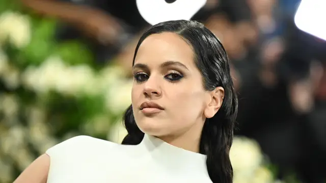 Rosalía deslumbra en la Met Gala 2025 con un vestido escultural de Balmain