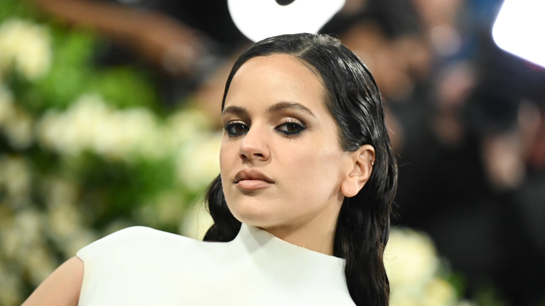 Rosalía deslumbra en la Met Gala 2025 con un vestido escultural de Balmain Rosalía deslumbra en la Met Gala 2025 con un vestido escultural de Balmain